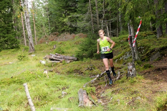 Eirik Rustad i terrenget der en o-løper trives best (arrangørfoto).