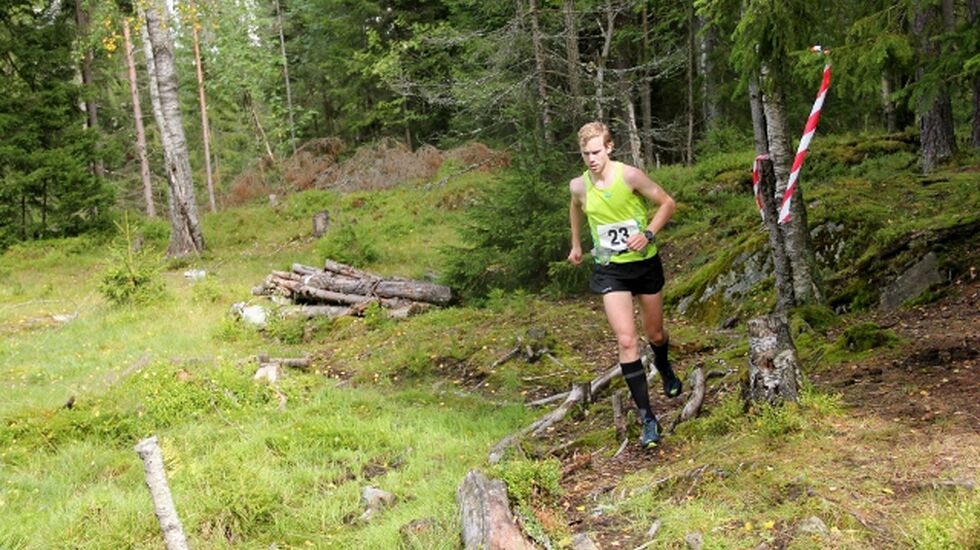 Eirik Rustad i terrenget der en o-løper trives best (arrangørfoto).
