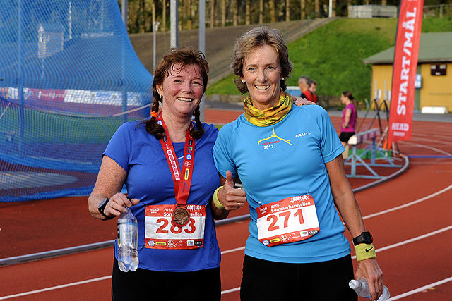 Beate Jensen og Mariann Fossmark fra DNB er ivrige deltakere i løpskarusellene på Fana Stadion.