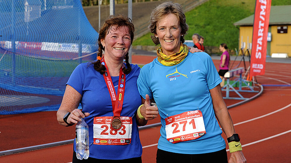 Beate Jensen og Mariann Fossmark fra DNB er ivrige deltakere i løpskarusellene på Fana Stadion.