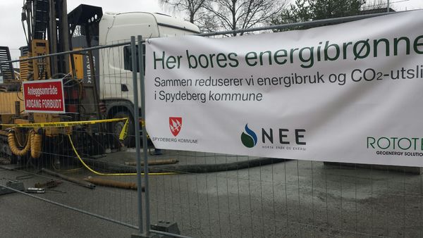 Boring av energibrønner utenfor kommunehuset Boring av energibrønner utenfor kommunehuset