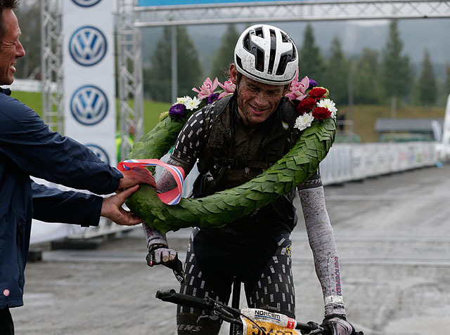 Seierkrans: En skitten vinner, Søren Nissen, går i mål foran Håkonshall. (Foto: Per Inge Østmoen)