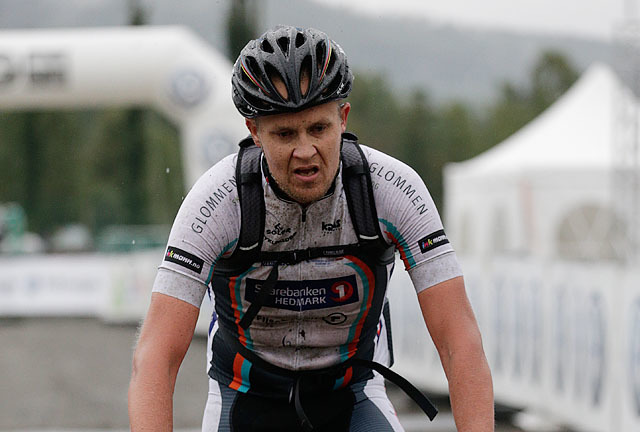 Vinneren mot mål: Christian Sørlie ble den eneste som syklet under tre timer. (Foto: Per Inge Østmoen)