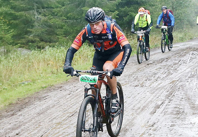 Felles trase: Fra Elgåsen til Sjøsetervegen hadde alle tre løypene i fredagens tre ritt et ca. 20 km langt felles parti. Her sykler  Hans Olav Overn denne biten for andre gang i dag. Først syklet han FredagsBirken med start kl. 08.45 og så HalvBirken med start kl. 14.00. Og lørdag er han klar for selve Birkebeinerrittet.(Foto: Geir Olsen/Birken)