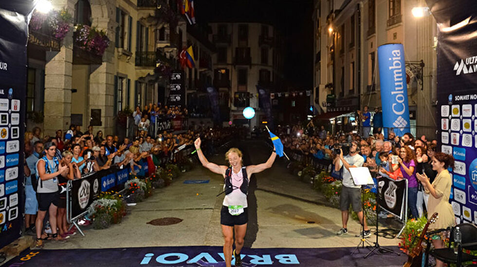 Svenske Mimmi Kotka kunne juble for seieren etter å ha løpt de 101 kilometerne fra Courmayeur til Chamonix. (Foto: Pascal Tournaire, © UTMB®)