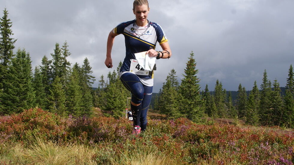 Nikoline Ekeberg Schjerve i aksjon med kart og kompass i Myrtrampen siste helg. (Foto: Stein Arne Negård)