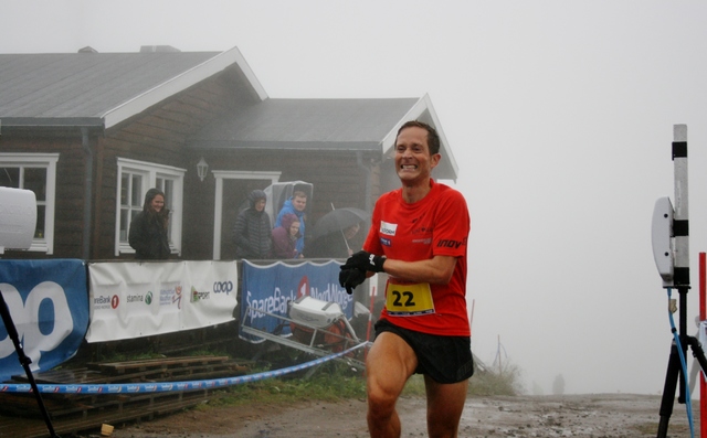 Eirik Haugsnes går i mål til seier ved Fjellstua (foto: MSM)