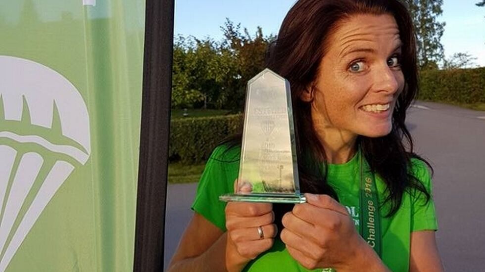 Jeanette Vika viser fornøyd fram vinnerpremien (foto: VUC).