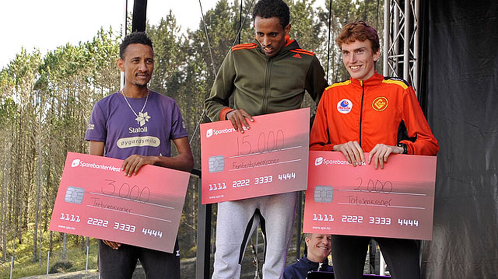 Premiepallen herrer, med beviset for pengepremiene.
