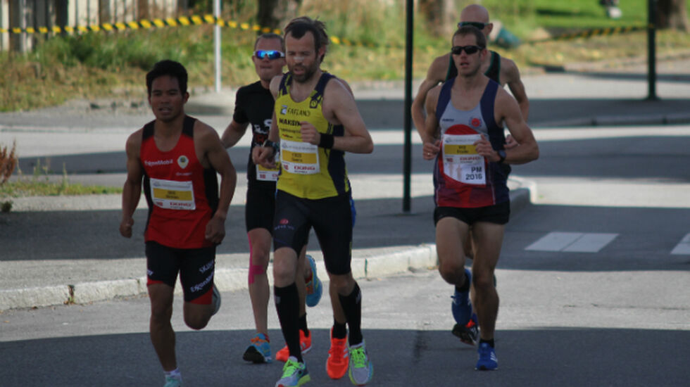 Simen Bergseth(805), Svein Ove Risa(1025) og Frode Stenberg(912) dannet tidlig teten på halvmaraton.  Foto: Thomas Hetland.