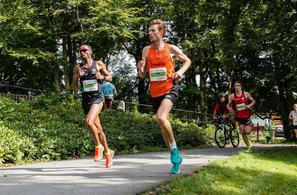 Frew Brkineh og Ørjan Grønnevig i 2016-utgaven av Stavanger Maraton.Foto: Svein Fylkesnes.