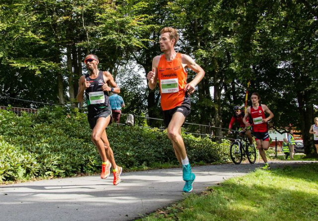 Frew Brkineh og Ørjan Grønnevig i 2016-utgaven av Stavanger Maraton.Foto: Svein Fylkesnes.