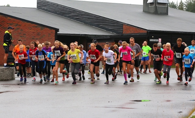 Fra starten på Preståsrunden med ungdommelig dominans (foto: Bjørn Hytjanstorp).