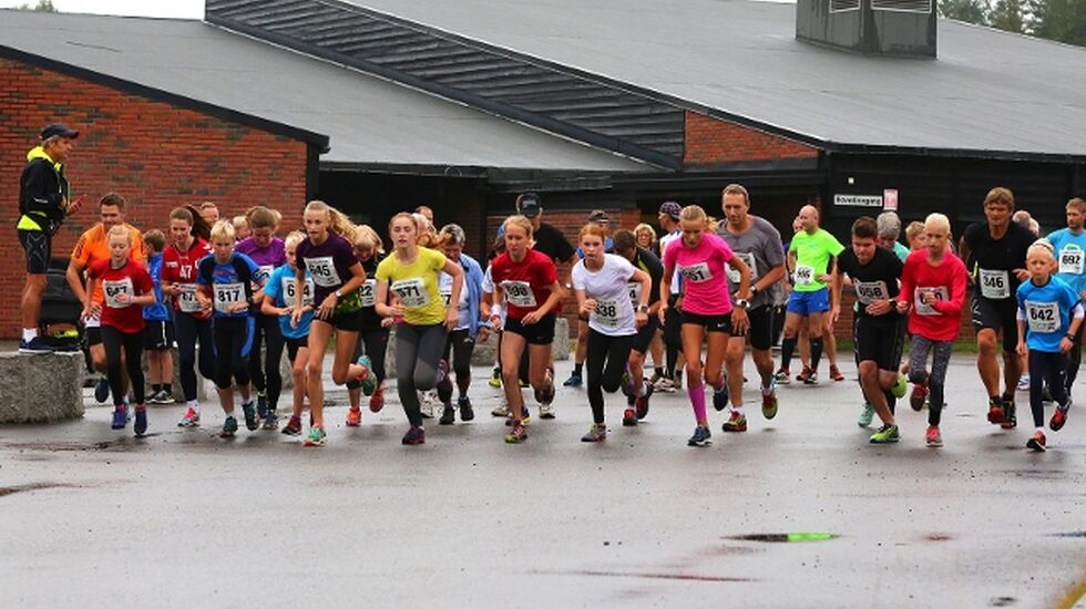 Fra starten på Preståsrunden med ungdommelig dominans (foto: Bjørn Hytjanstorp).