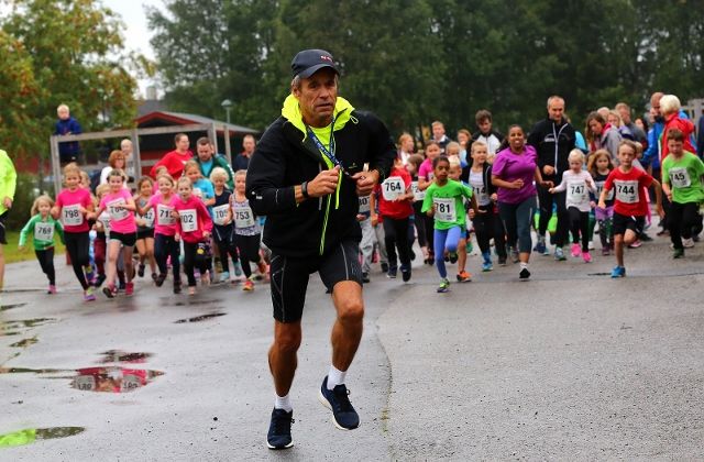 Løpsleder Odd Blakkisrud har hatt stor suksess med barneløpet i Langtrampen, og det har delvis smittet til de eldre klassene også (foto: Bjørn Hytjanstorp).