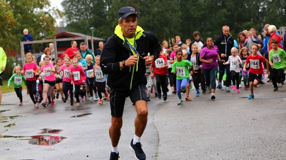 Løpsleder Odd Blakkisrud har hatt stor suksess med barneløpet i Langtrampen, og det har delvis smittet til de eldre klassene også (foto: Bjørn Hytjanstorp).