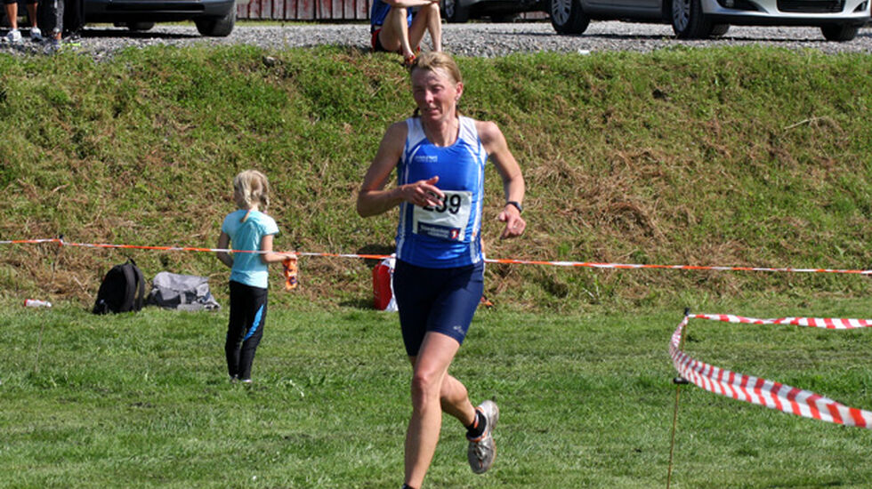 Margrete Ellingsbø foreviget under Kongsvinger Maraton i 2010 med Kjell-Petter som tilskuer i bakgrunnen.
