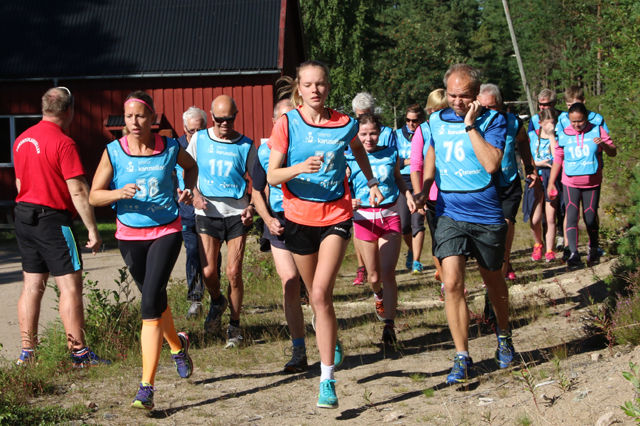 Damene Lisbeth Engemoen (til v.) og Karen Marie Håkonsen i tet fra start i sesongens nest siste løp. (Foto: Tor-Arne Rønning)