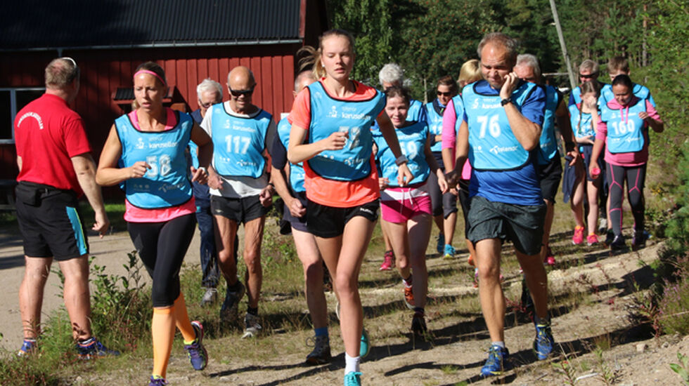 Damene Lisbeth Engemoen (til v.) og Karen Marie Håkonsen i tet fra start i sesongens nest siste løp. (Foto: Tor-Arne Rønning)