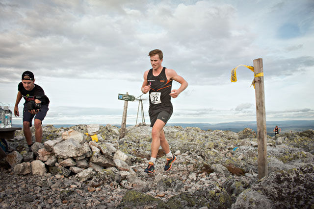 Gustav Eriksson fra Falun Borlänge Skidklubb i mål på 1132 moh som vinner av den 4. offisielle utgaven av Trysill 1132 Motbakkeløpet. (Foto: Chad Stokes)