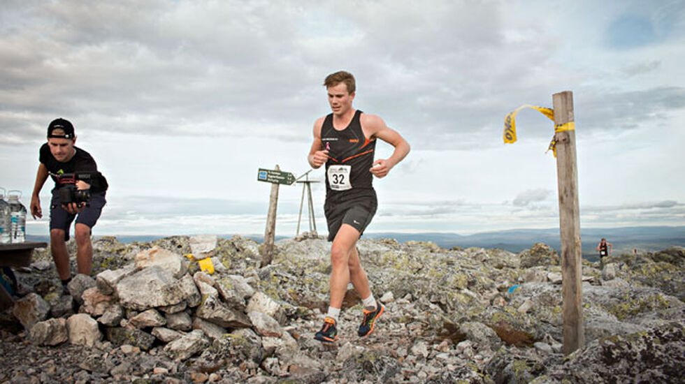 Gustav Eriksson fra Falun Borlänge Skidklubb i mål på 1132 moh som vinner av den 4. offisielle utgaven av Trysill 1132 Motbakkeløpet. (Foto: Chad Stokes)