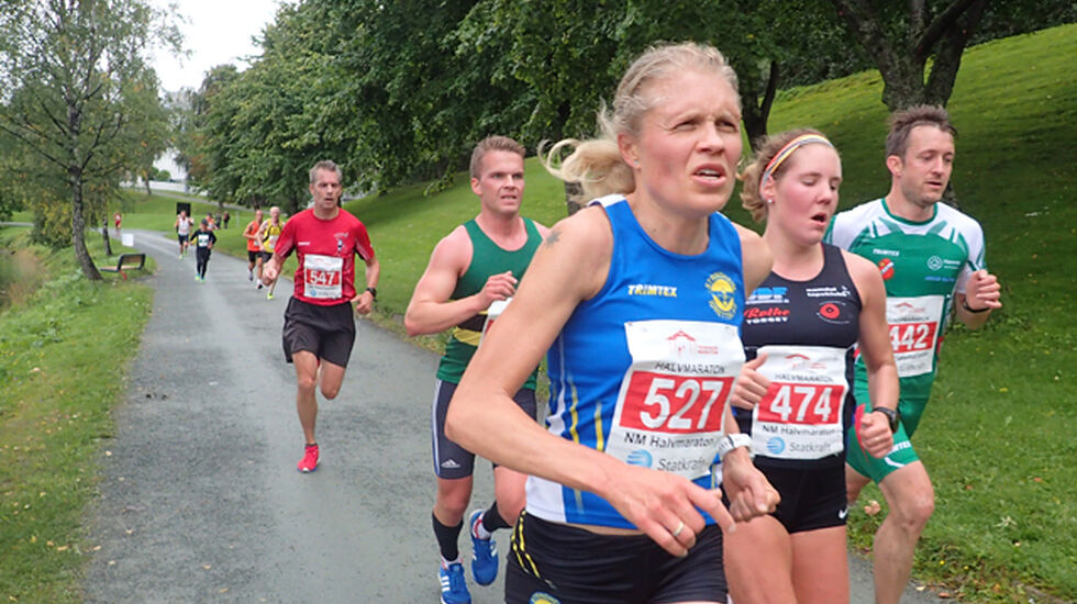 Fulgte tett: Anne Nevin (t.c) og Maria Sagnes Wågan fulgte hverandre tett gjennom store deler av NM halvmaraton. Foto: Marianne Røhme