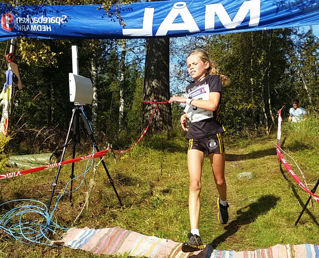 Malin Hoelsveen krysser målstreken som klar vinner av den 5. utgaven av Lundehøgda opp. (Foto: Anette Wilberg Ulven)