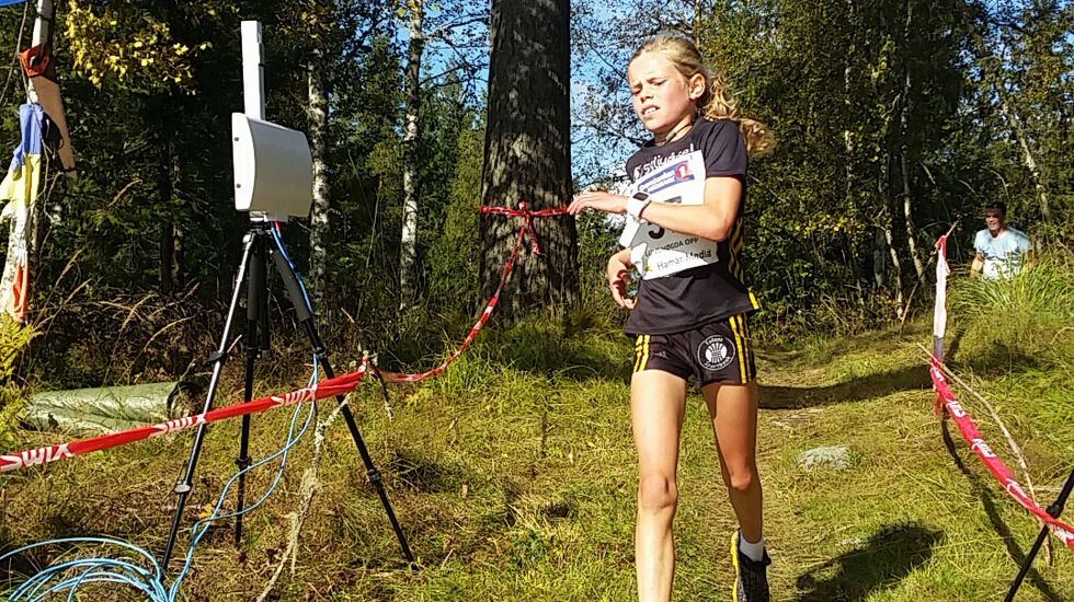 Malin Hoelsveen krysser målstreken som klar vinner av den 5. utgaven av Lundehøgda opp. (Foto: Anette Wilberg Ulven)
