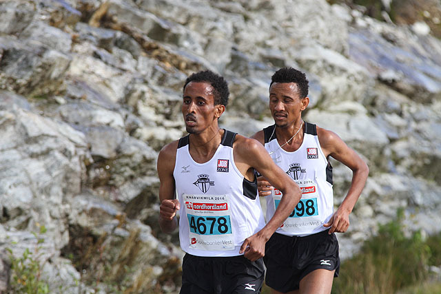 Nr. 1 og 2 i fjor: Okubamichael (i tet) og Senay Fissehatsion dominerte 10 km i fjor. Senay vant både 10 km og halvmaraton, mens Okubamichael ble nr. 2 på 10 km. Begge kommer tilbake i år, men det er Zerei Kbrom Mezngi, NM-vinner i Sandnes forrige helg, som er årets favoritt på 10 km. (Foto: Arne Dag Myking, Kondis)