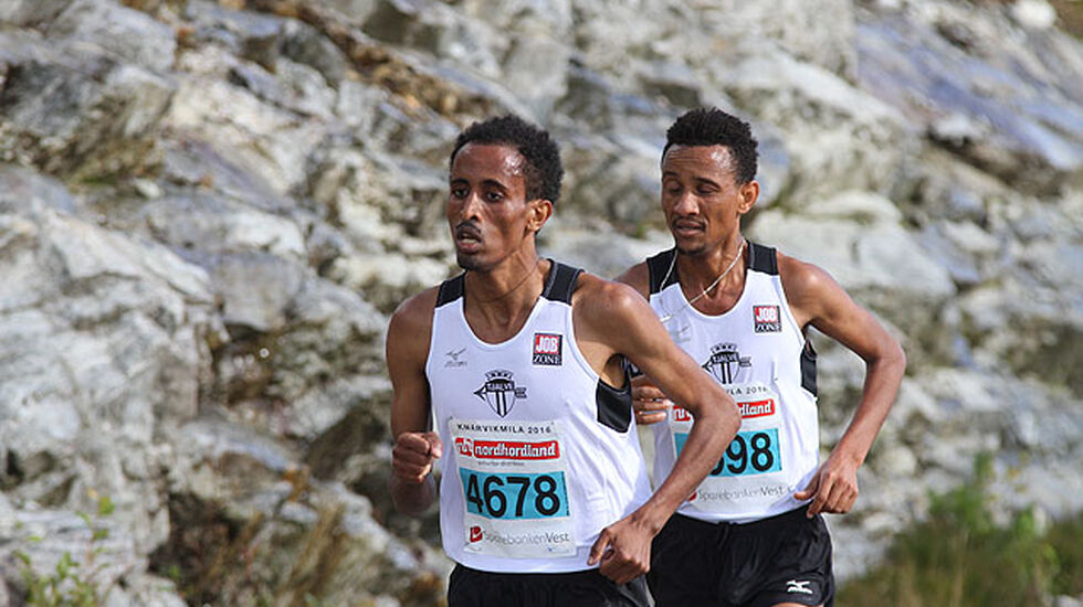 Nr. 1 og 2 i fjor: Okubamichael (i tet) og Senay Fissehatsion dominerte 10 km i fjor. Senay vant både 10 km og halvmaraton, mens Okubamichael ble nr. 2 på 10 km. Begge kommer tilbake i år, men det er Zerei Kbrom Mezngi, NM-vinner i Sandnes forrige helg, som er årets favoritt på 10 km. (Foto: Arne Dag Myking, Kondis) 