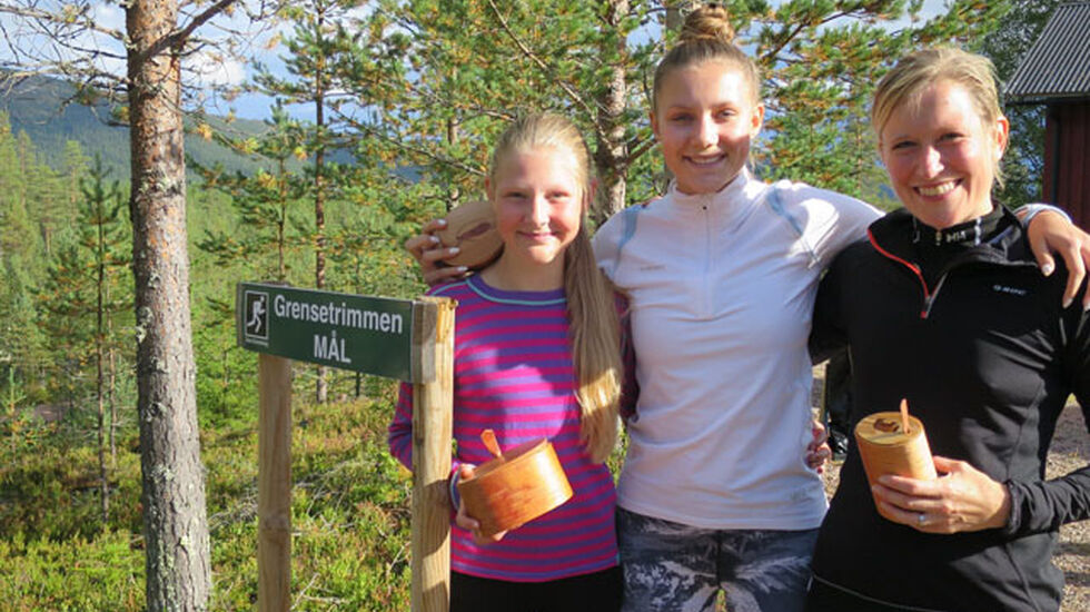 Tre raske og blide jenter etter årets milløp i grensetraktene (fra v.) Hanna og Helena Hagevik Bakke og Solveig Pedersen Bustad. (Foto: Hans Odde)