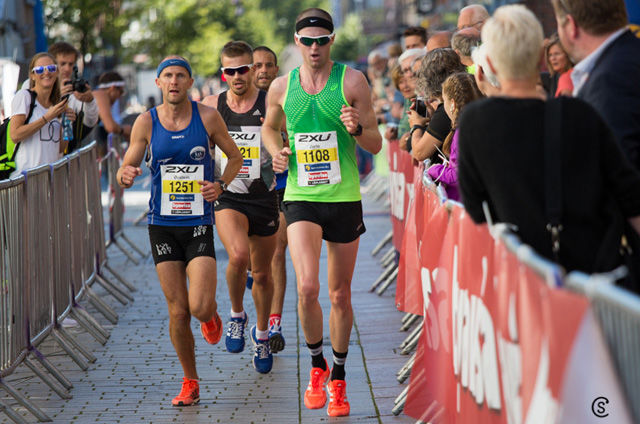 Fire mann ga hverandre en god match på halvmaraton. Her passeres det halvveis. Foto: Sylvain Cavatz Fire mann ga hverandre en god match på halvmaraton. Her passeres det halvveis. Foto: Sylvain Cavatz