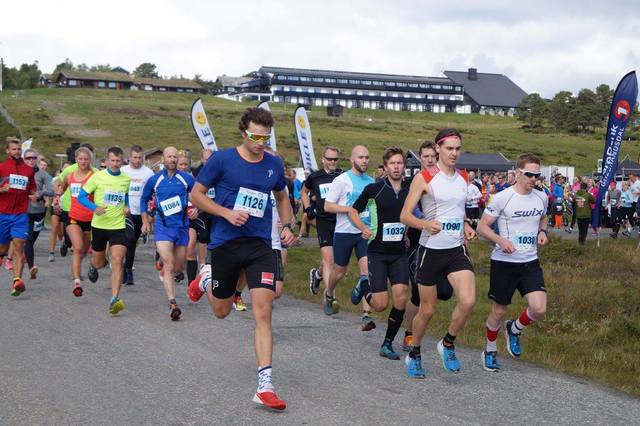 Tetfeltet på vei ut fra start, vi ser vinneren Vegard Øie med nummer 1090 (foto: Furusjøen Rundt).