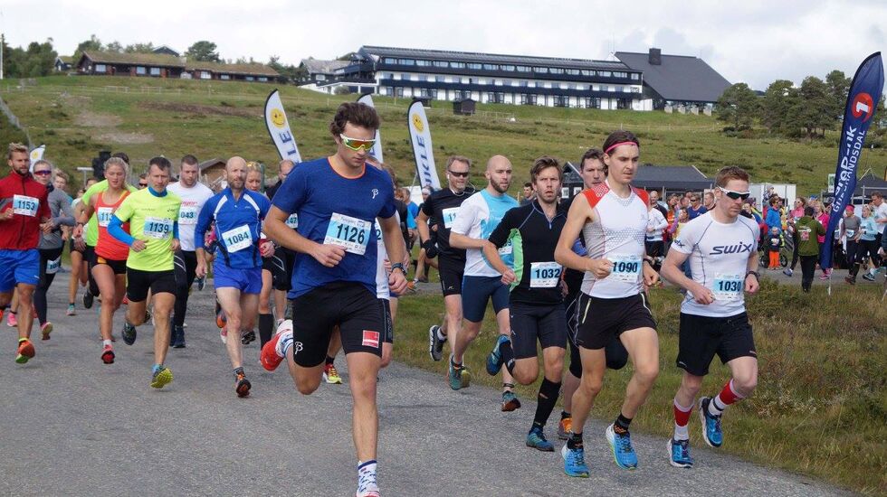 Tetfeltet på vei ut fra start, vi ser vinneren Vegard Øie med nummer 1090 (foto: Furusjøen Rundt).