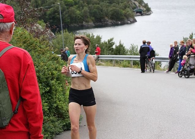 Maryna Novik med Åkrafjorden i bakgrunnen fra seiersløpet i 2014.