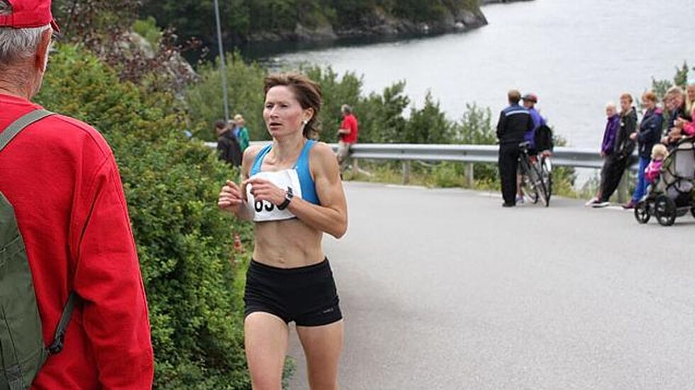 Maryna Novik med Åkrafjorden i bakgrunnen fra seiersløpet i 2014.