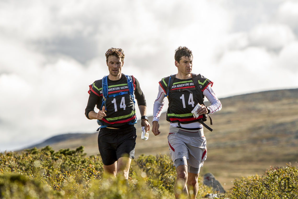 Vinnerteamet fra Merell Haglöfs Multimania på fjellet (foto: Johan Lidstrom, Nordic Adventure Race).