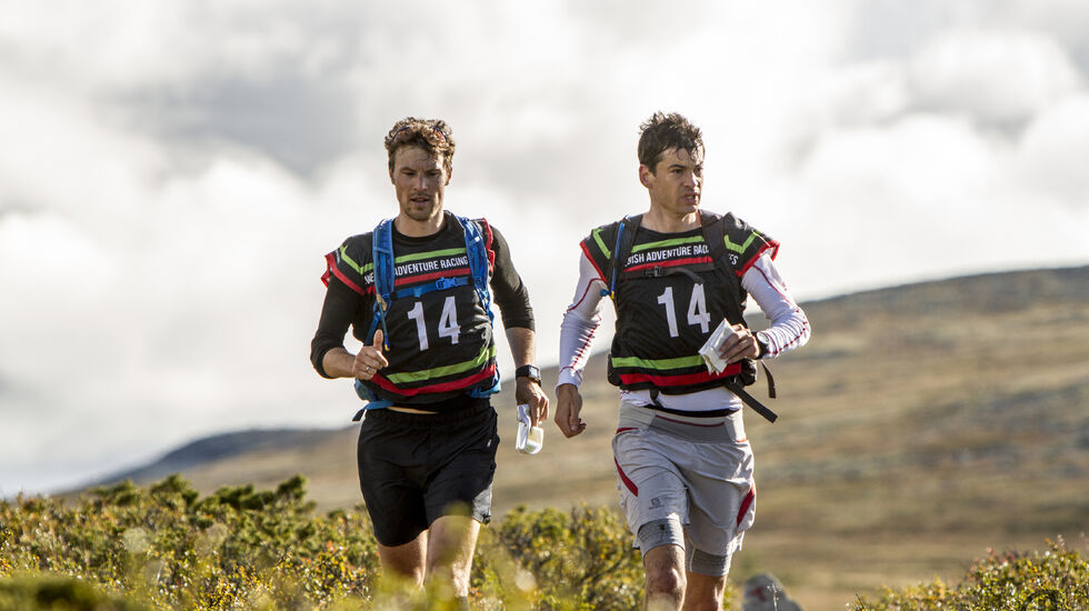 Vinnerteamet fra Merell Haglöfs Multimania på fjellet (foto: Johan Lidstrom, Nordic Adventure Race).