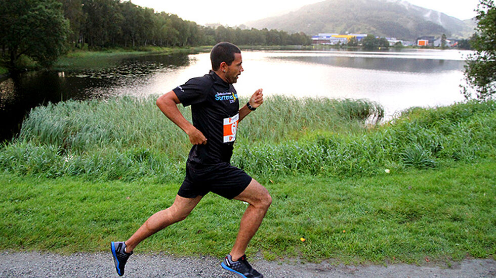 Vinner Clayton Alves legger ut på runde 2.