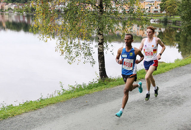 Marius Vedvik vant NM halvmaraton foran Ebrahim Abdulaziz. Tidene deres kan imidlertid ikke godkjennes da det viser seg at løypa var knappe 100 meter for kort. (Foto: Marianne Røhme)