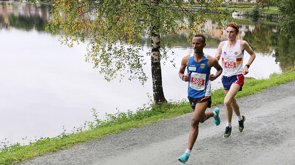 Marius Vedvik vant NM halvmaraton foran Ebrahim Abdulaziz. Tidene deres kan imidlertid ikke godkjennes da det viser seg at løypa var knappe 100 meter for kort. (Foto: Marianne Røhme)