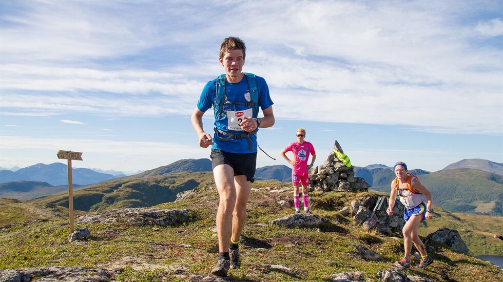 Runar Ødegård fra Vistdal foran toer Are Uran fra Averøy i spennende duell under fjorårets Torvikbukt 6 topper (arrangørfoto).