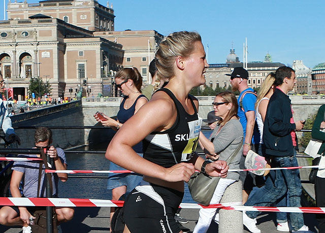 Beste norske: Pernilla Epland passerer etter 12 km start og målområdet. I bakgrunnen ser vi operaen og broa hvor løperne stilte opp til start og hvor det også er målgang. (Foto: Kjell Vigestad)