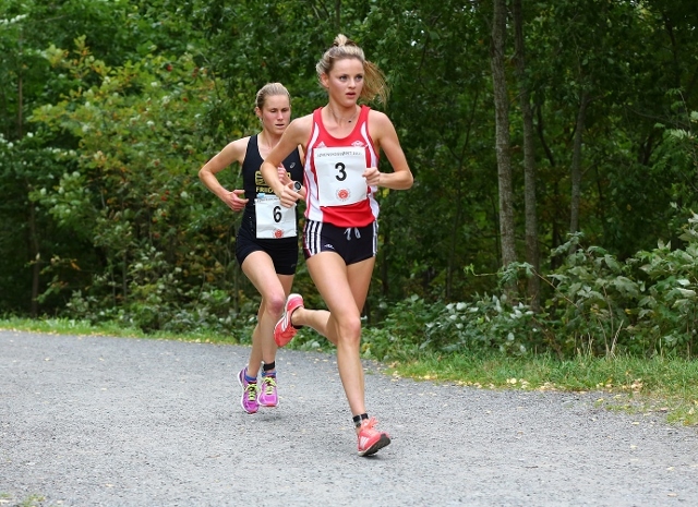 Live Solheimdal og Heidi Dietrichson Pharo 4 kilomretyer ut i løpet, ennå var det lenge før avgjørelsen falt (foto: Bjørn Hytjanstorp).