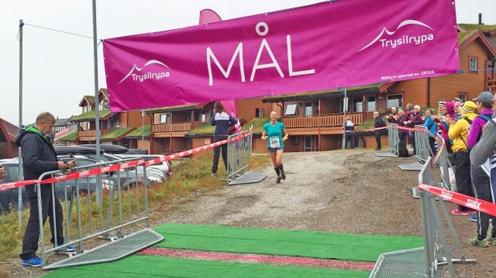 Oslo-jenta Vibeke Wold kom ensom inn over målstreken på 6 km løp med tidtaking.  (Foto: Gro Kveldro Bruksås/Destinasjon Trysil)