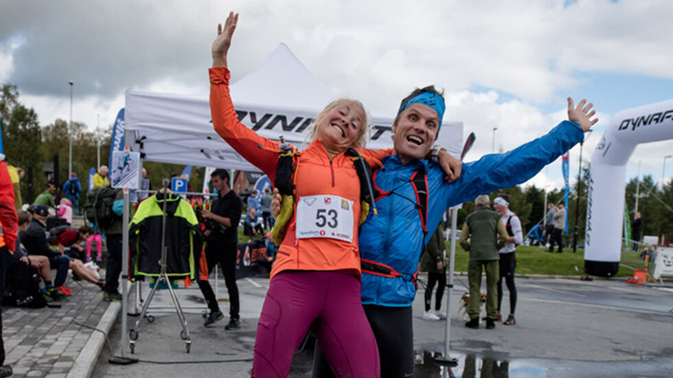 Vinnerne: Ola Hovdenak og Malene Blikken Haukøy hadde fortsatt masse overskudd etter det krevende løpet. Foto: Martin Innerdal Dalen