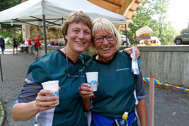 Karen Clementsen Kayser og Helene Vacarisas, begge fra Skandiabanken, gleder seg over et vel gjennomført sprintløp.