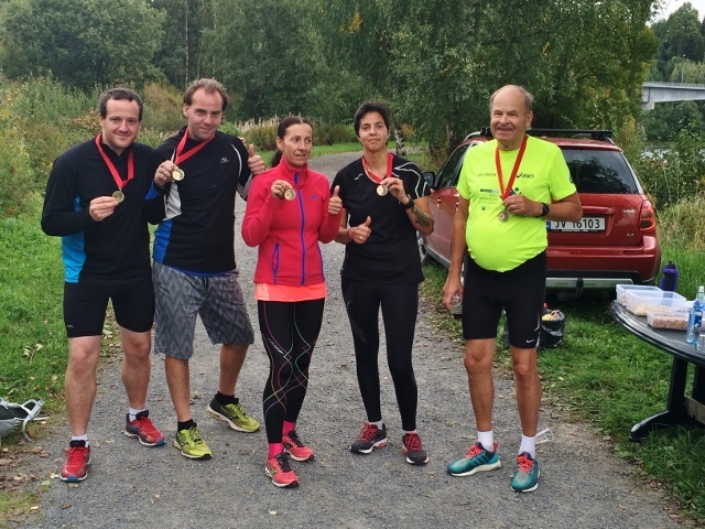 Titina og andre deltagere i det første Cannonball maraton på Jevnaker.