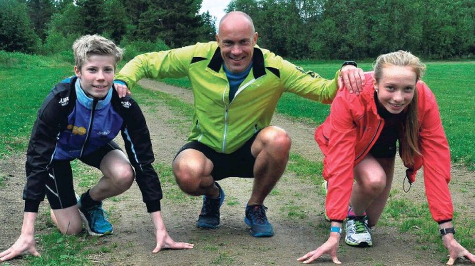 Sigurd Frengstad og Mali Moan Bjørshol sammen med Vebjørn Rodal da den olympiske mesteren på 800 m trente de talentfulle kviknedølene i fjor sommer. (Foto: Terje Hylen/Østlendingen)