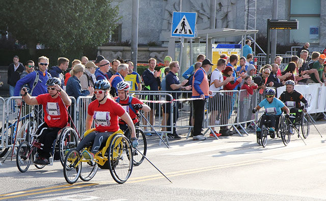 De raskeste rett etter start i rullestolklassen, vi ser vinnerne Audun Bakke med 50009 og Lena Schrøder med 50008 (foto: Runar Gilberg).